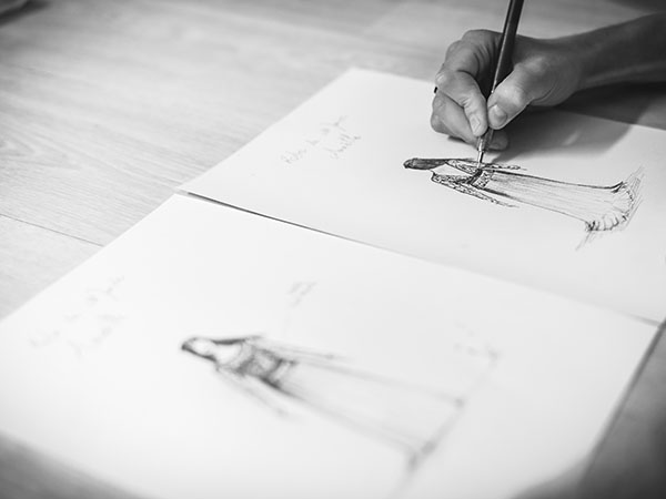 Réalisation d'un croquis de robe de mariée sur-mesure