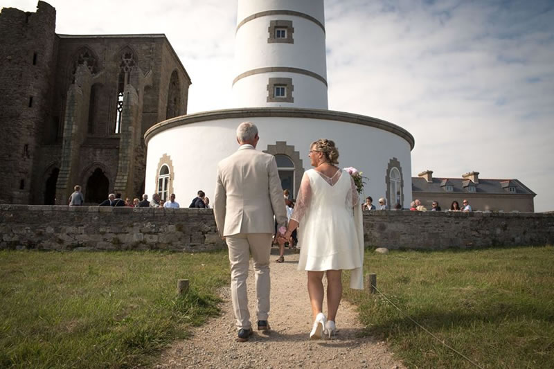 Les mariés posent en robe et costume a la pointe saint Mathieu