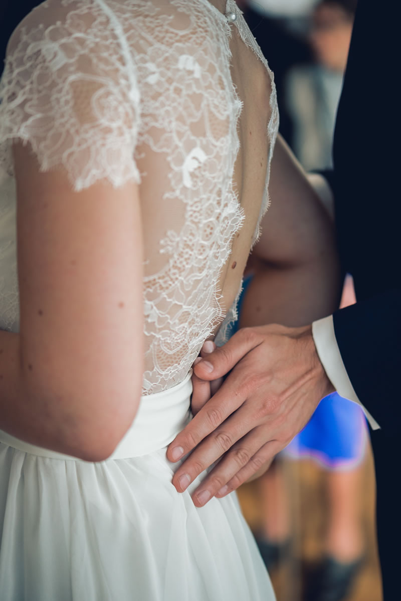 Détail du dos de la robe de mariée sur mesure