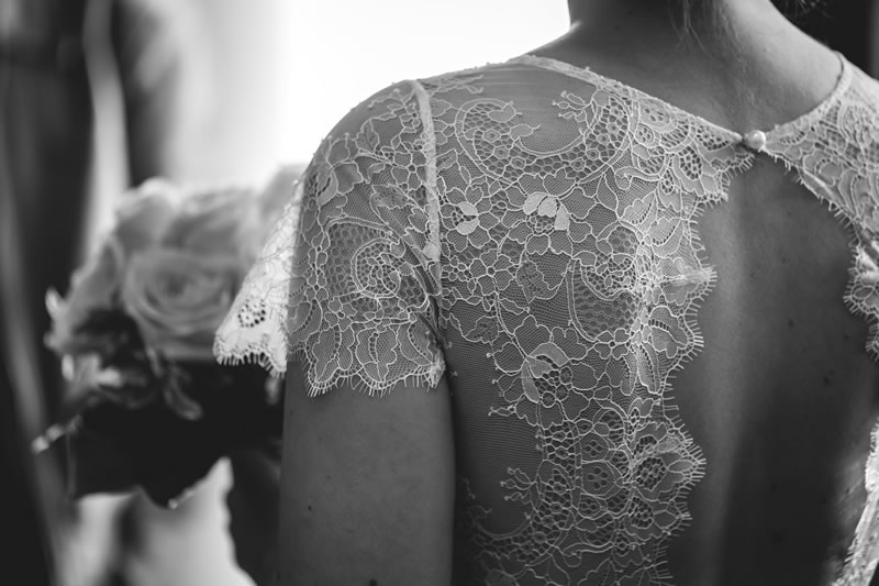 Le dos de la robe de mariée et son bouquet de fleur