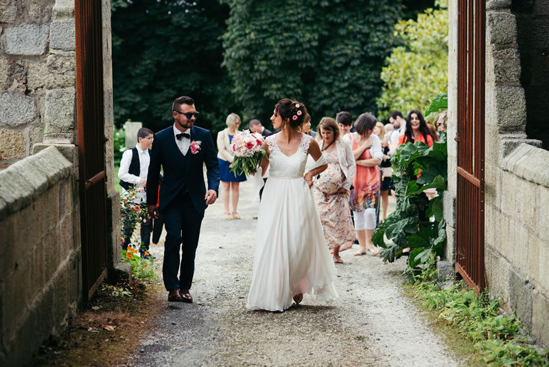 Elodie marche en robe de mariée