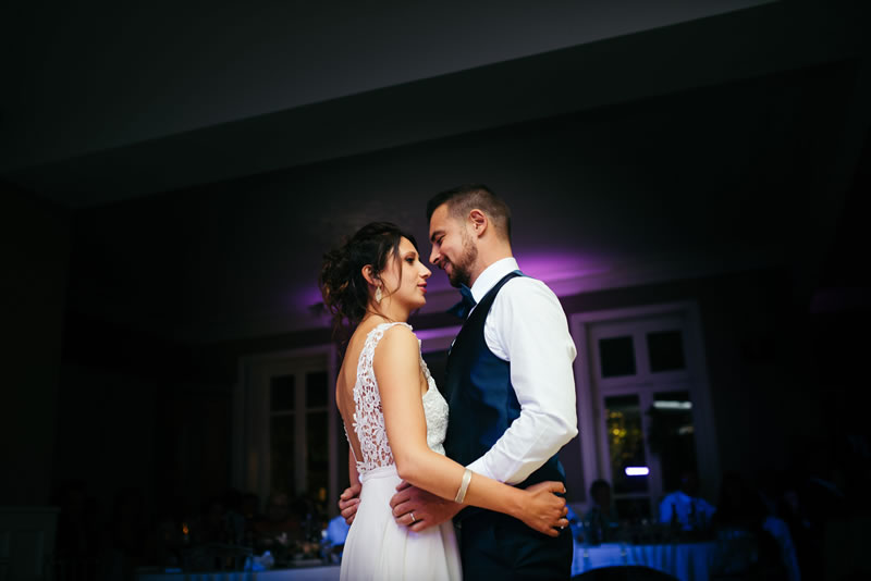 Elodie danse en robe de mariée