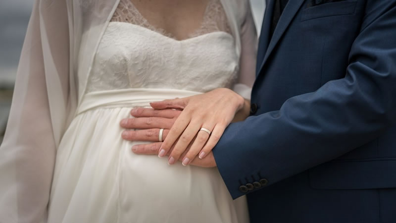 La mariée est enceinte. Sa robe est sur mesure.