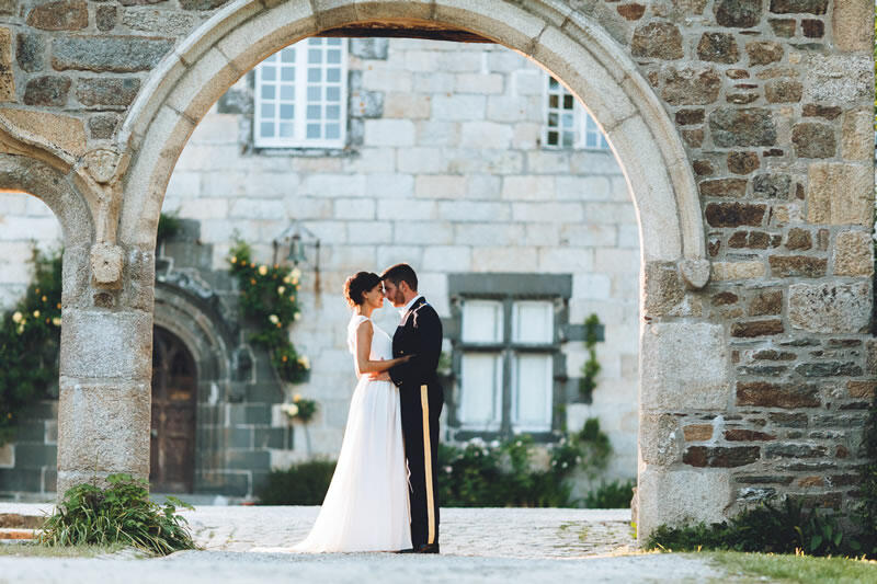 Les mariés posent en robe et costume