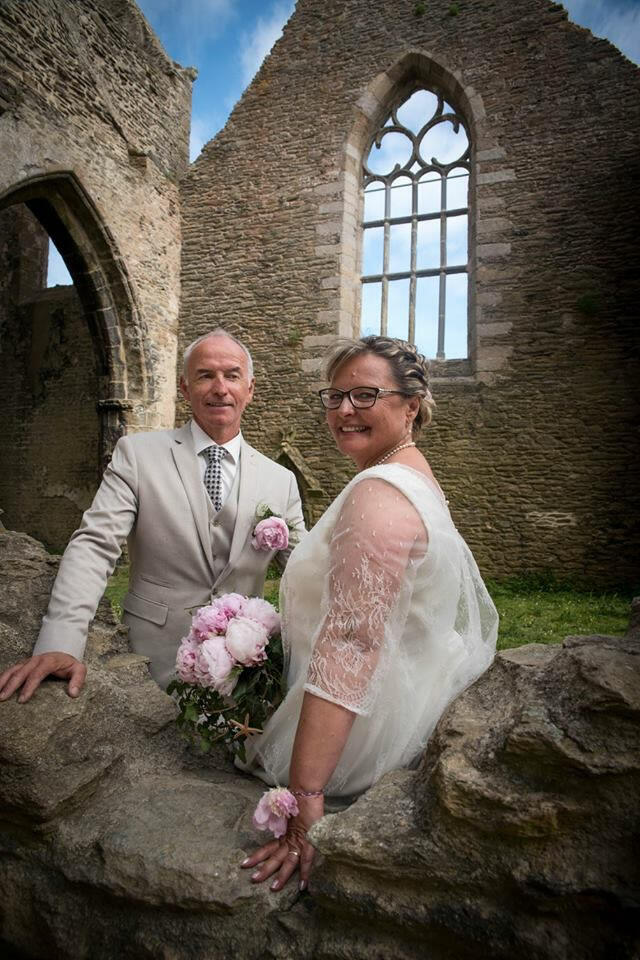 Les mariés posent en robe et costume a la pointe saint Mathieu