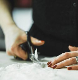 Découpe d'une robe de mariée sur-mesure dans l'atelier Macfarlan Création