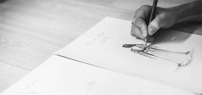 Dessin d'une robe de mariée avant sa fabrication à l'atelier