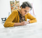 Elise Madec dessine une robe de mariée sur-mesure dans l'atelier de Macfarlan