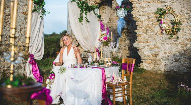 Installation d'inspiration des petites mains de votre mariage avec deux mariées en robe