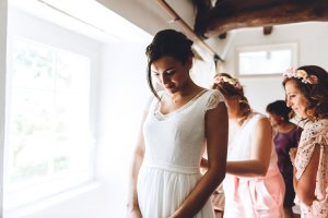 Gabrielle enfile sa robe de mariée sur mesure réalisée par Macfarlan création