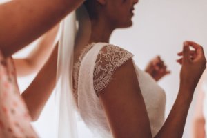 Le dos en dentelle de la robe de mariée