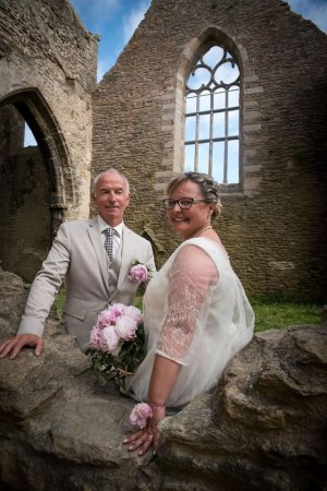 Les mariés posent en robe et costume a la pointe saint Mathieu