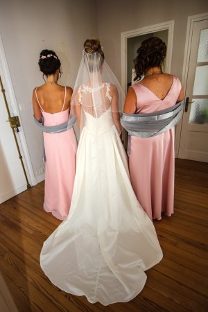 Robe de mariée et demoiselles d'honneur vue de dos