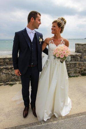 Adeline en robe de mariée tenant son bouquet