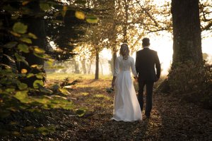 la mariée en robe de mariée sur mesure dans les bois