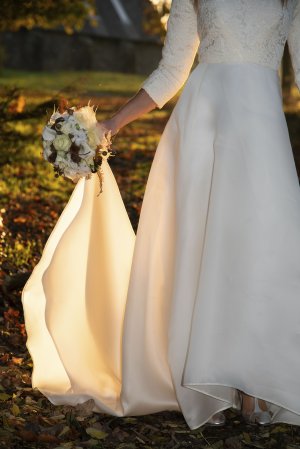 détail de la traine de la robe de mariée sur mesure