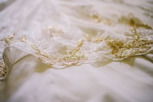 Détail de la dentelle de la robe de mariée