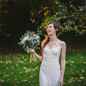 Vue de face de la robe avec des détails de dentelle