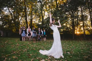 Lancé du bouquet de mariage en robe