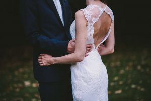 Le dos de la robe de mariée