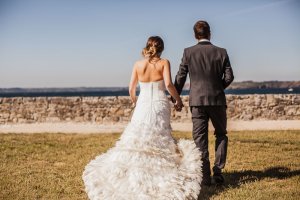 Traine en plume de la robe de mariée