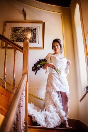La mariée descendant les marche en robe