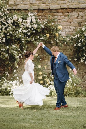 Robe de mariée en soie lavée et dentelle de coton, les mariée dansent